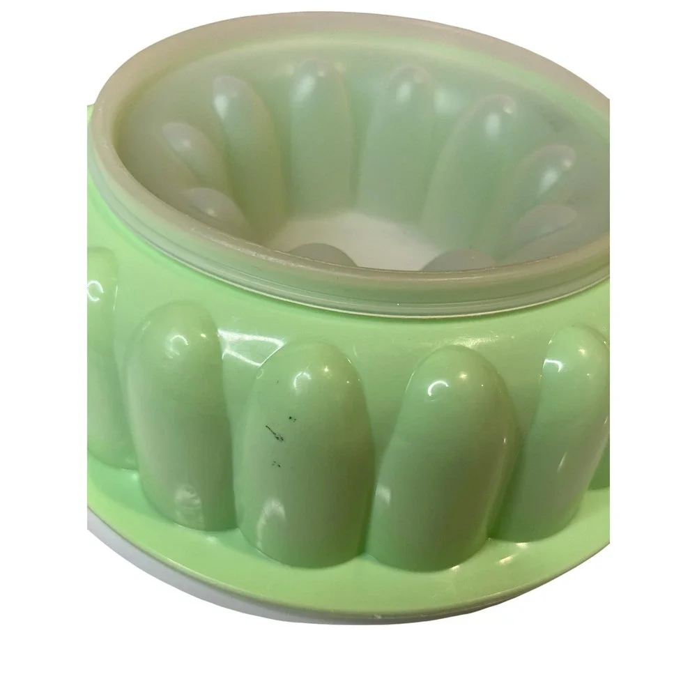 Vintage Tupperware Jello Mold Green Ring Mold with Lid‎ 1970s Retro Kitchenware